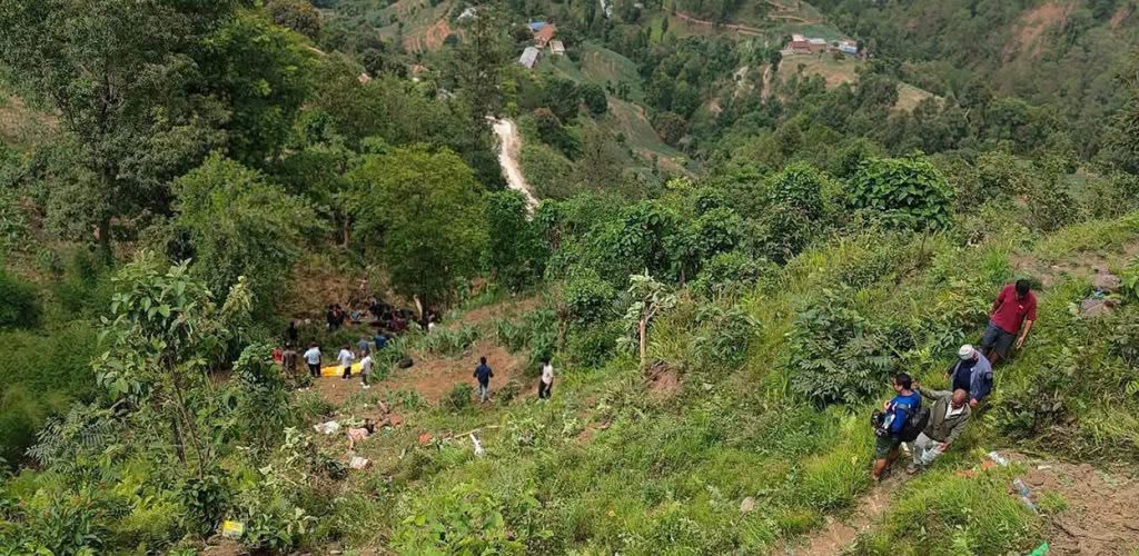 काभ्रेको बुच्चाकोटमा बस दुर्घटना, सात जनाको मृत्यु