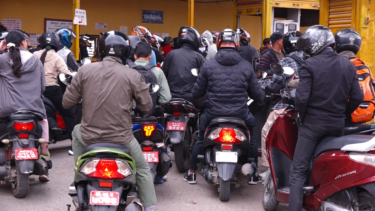 काठमाडौंका पेट्रोल पम्पमा भीड